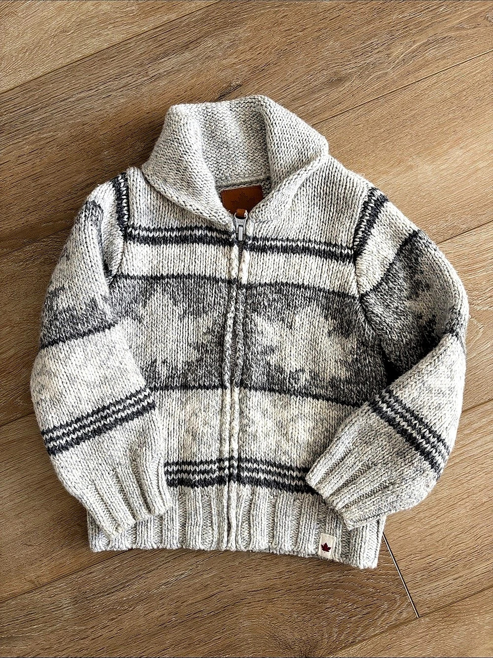Canadiania Boys 3T Gray & White Sweater Like New